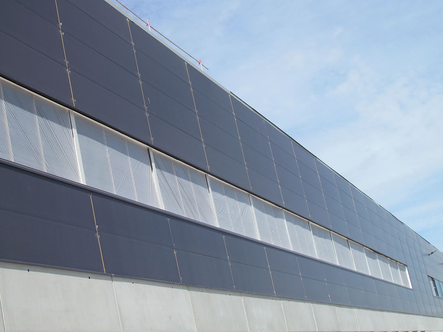 Industriële gevel met beglazingsstrook