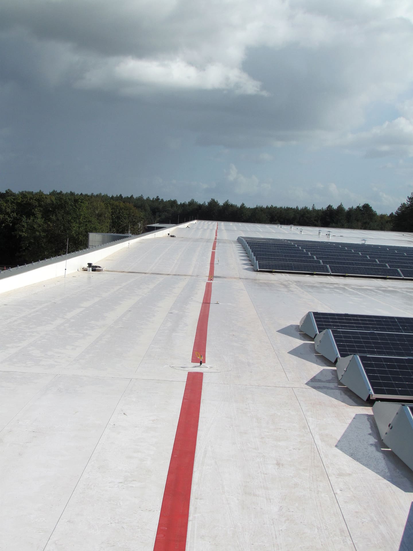 Kunststof dak met PV en veiligheidslijn
