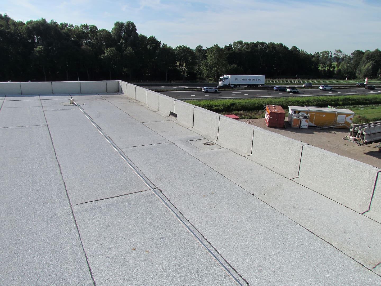 Zonreflecterend wit mineraal op bitumen